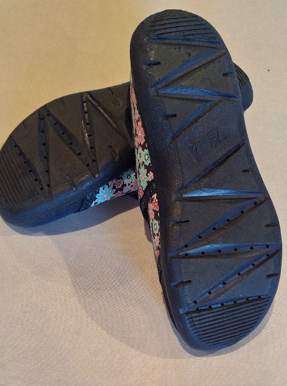Schuhe für Mädchen: Hausfinken,  Grösse 28 – Gebraucht aus Oberägeri von run_cj6q 2