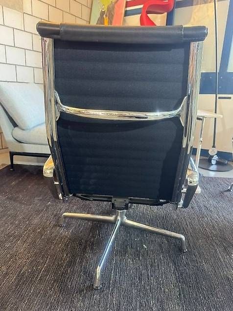 Vitra Poltrone: Vitra Eames Aluminium Chair EA 124 schwarz – Usato da Zollikofen venduto da OberliAG 5