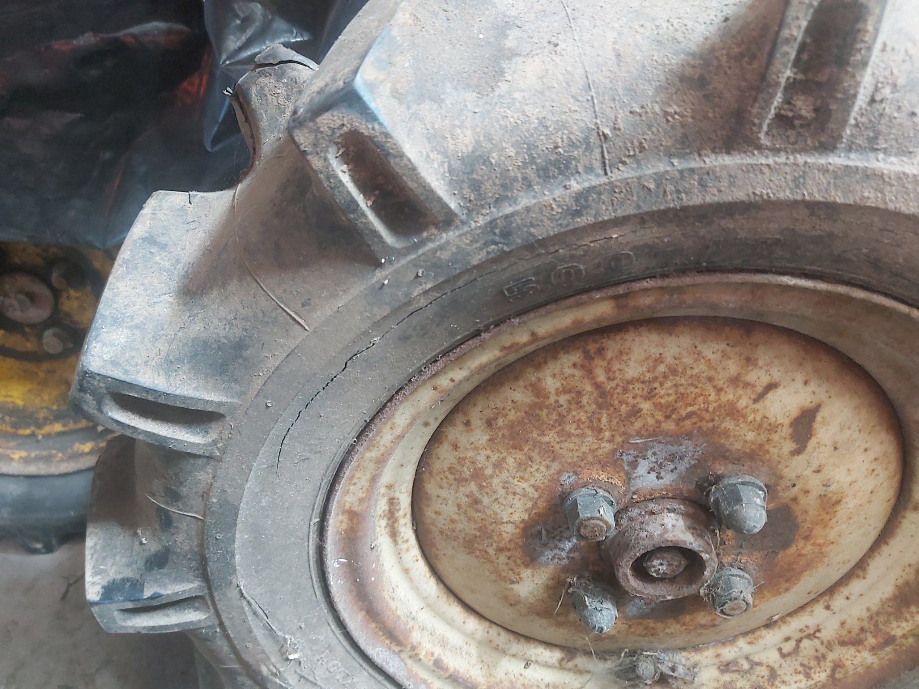 Aecherli Traktoren: Kompletträder zu Aecherli MA65 – Gebraucht aus Riedtwil von Scania94D- 1