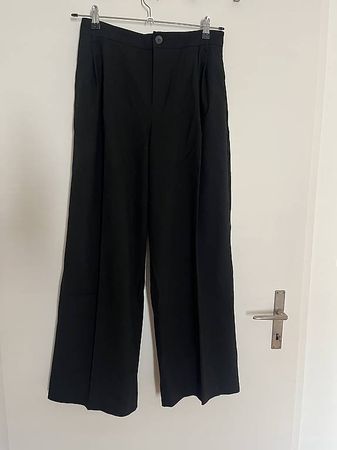 Weite schwarze Hose von Zara, Gr. M