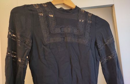 Schwarzes Minikleid mit Spitzendetails(Reformation), Gr.XS/S