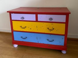 Bunte Kommode aus Holz im Vintage-Stil