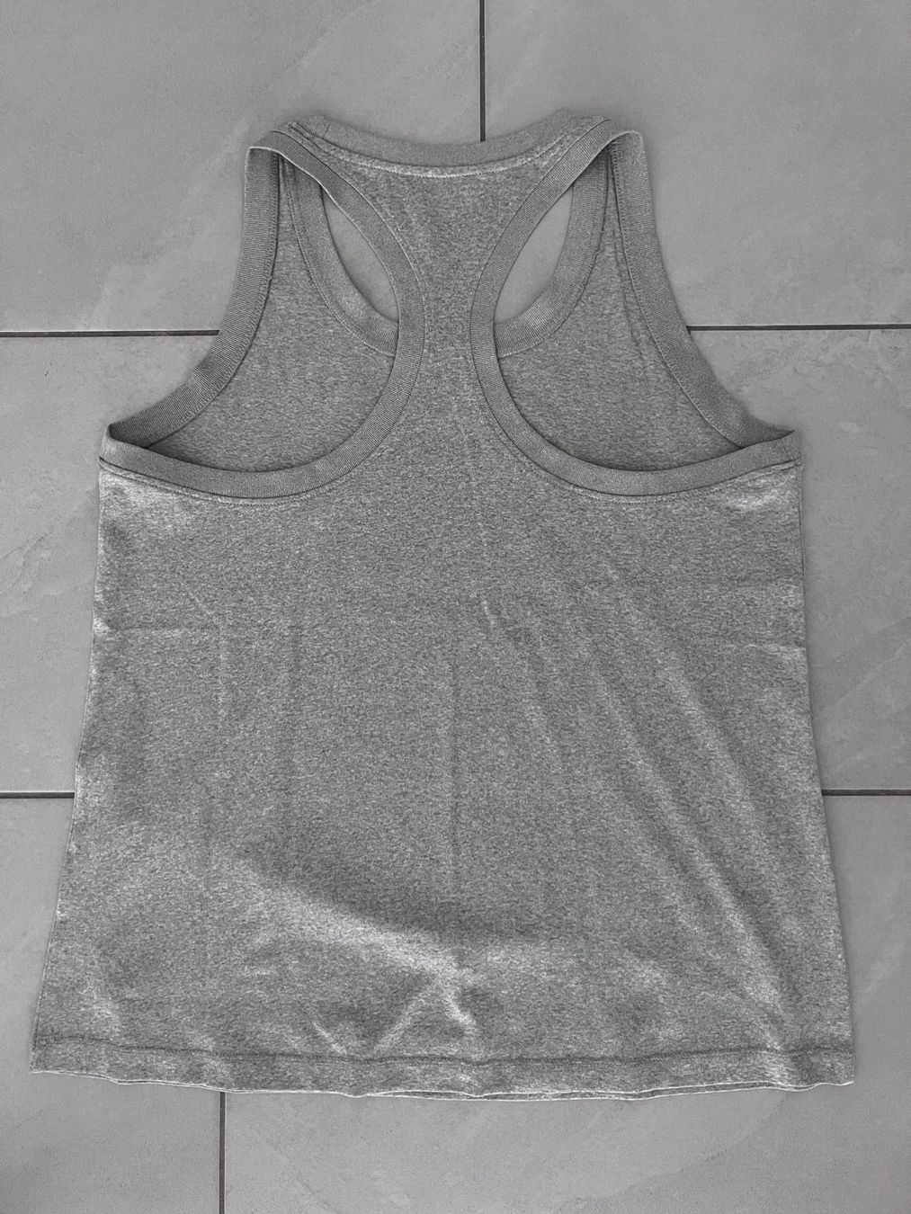 Nike Top: NIKE PERFORMANCE TANK - TOP GRAU GR.M – Nuovo (secondo la descrizione) da Kaltbrunn venduto da .-Chantally-. 1