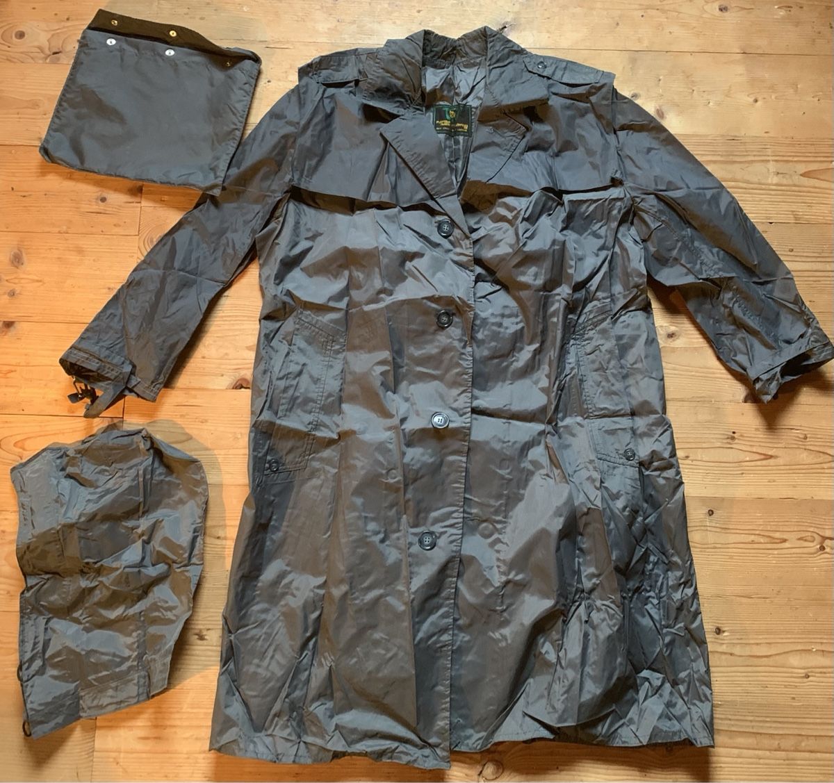 Schweizer Armee Cappotti: Offiziers-Ausgangsregenschutz der CH Armee Grösse 44 – Nuovo (secondo la descrizione) da Goldingen venduto da Bergler012