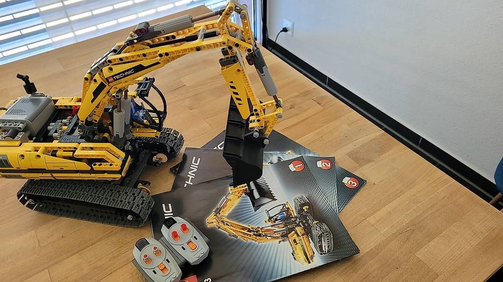 Lego Jeux de construction: Raupenbagger mit Fernsteuerung 8043 – D'occasion à Olten par Einwegparadies