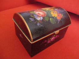 Blechdose Blumenmuster