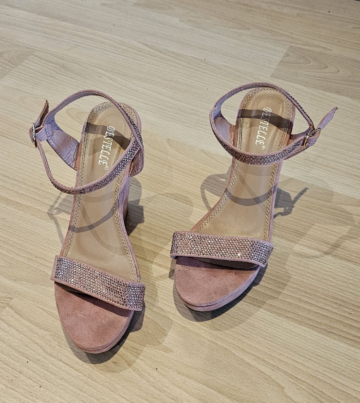 Scarpe da donna: Schöne Sandalen mit Keilabsatz – Usato da Fehraltorf venduto da Sumin 1