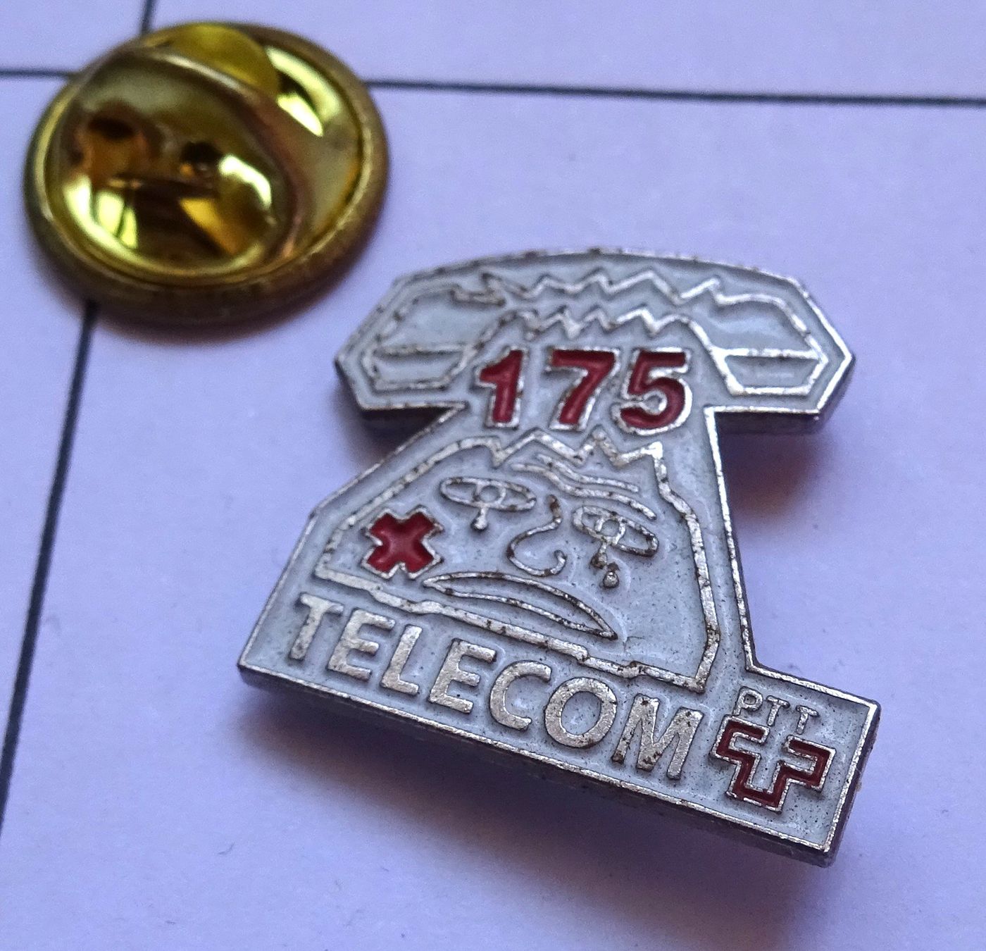 Placchette & Badge: Pin Telefon 175 Telecom – Usato da Utzenstorf venduto da BUtter81