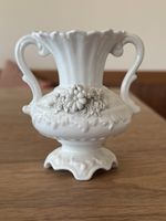 Elegante weiße Vintage-Vase mit floralem Design