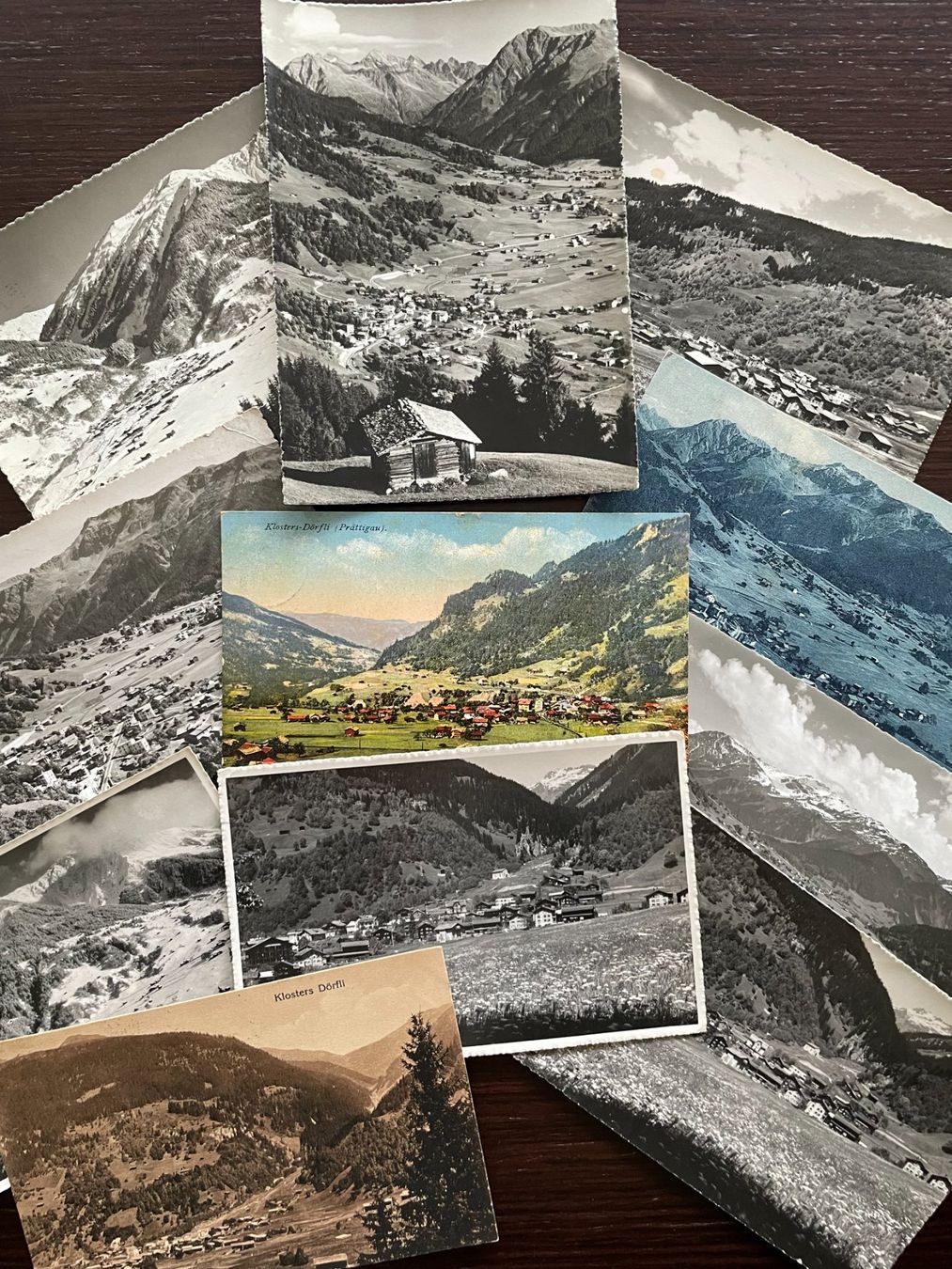 Cartoline postali: KLOSTERS - DORF / - DÖRFLI, 11 Ansichtskarten – Usato da Wald ZH venduto da TLILEF