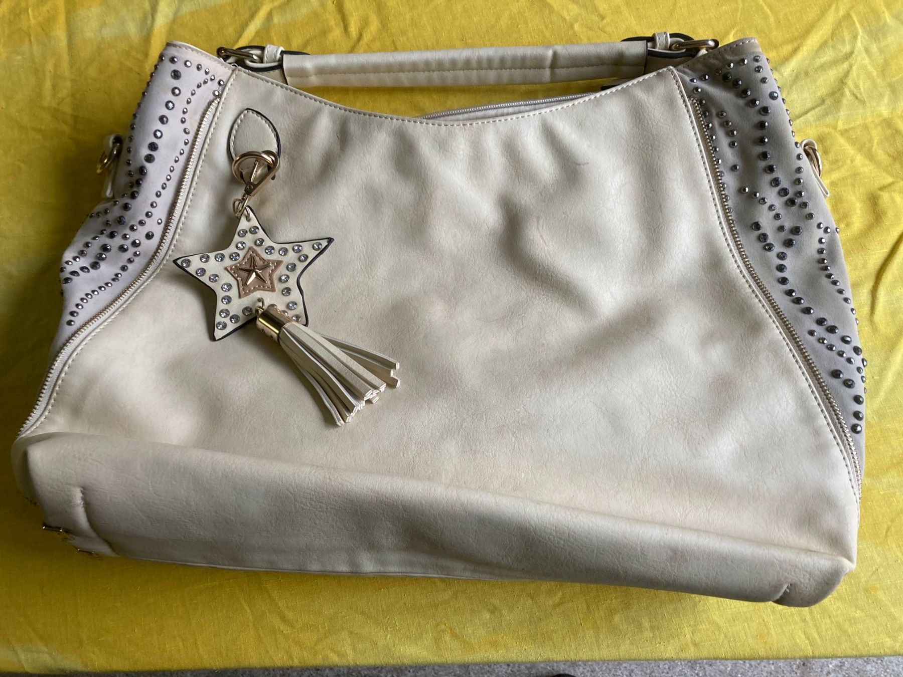 Borse da donna: Schicke Beigetöne Handtasche mit Nieten – Usato da Wangs venduto da pizbar