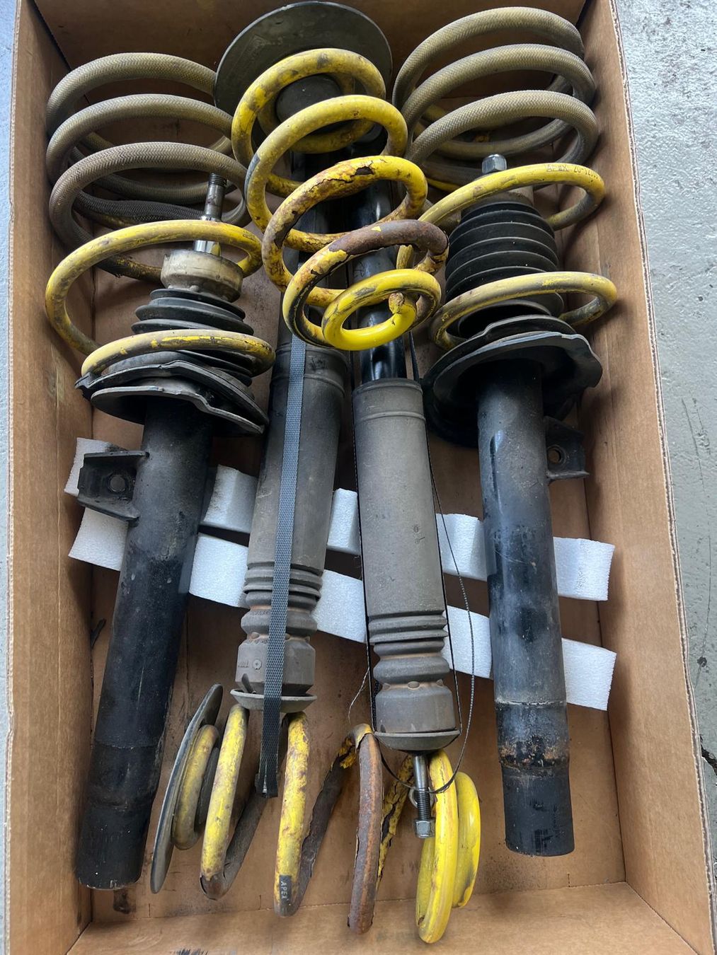 BMW Tutti pezzi di ricambio auto: Amortiseur Bmw e46 330d – Usato da Etoy venduto da fbarroco