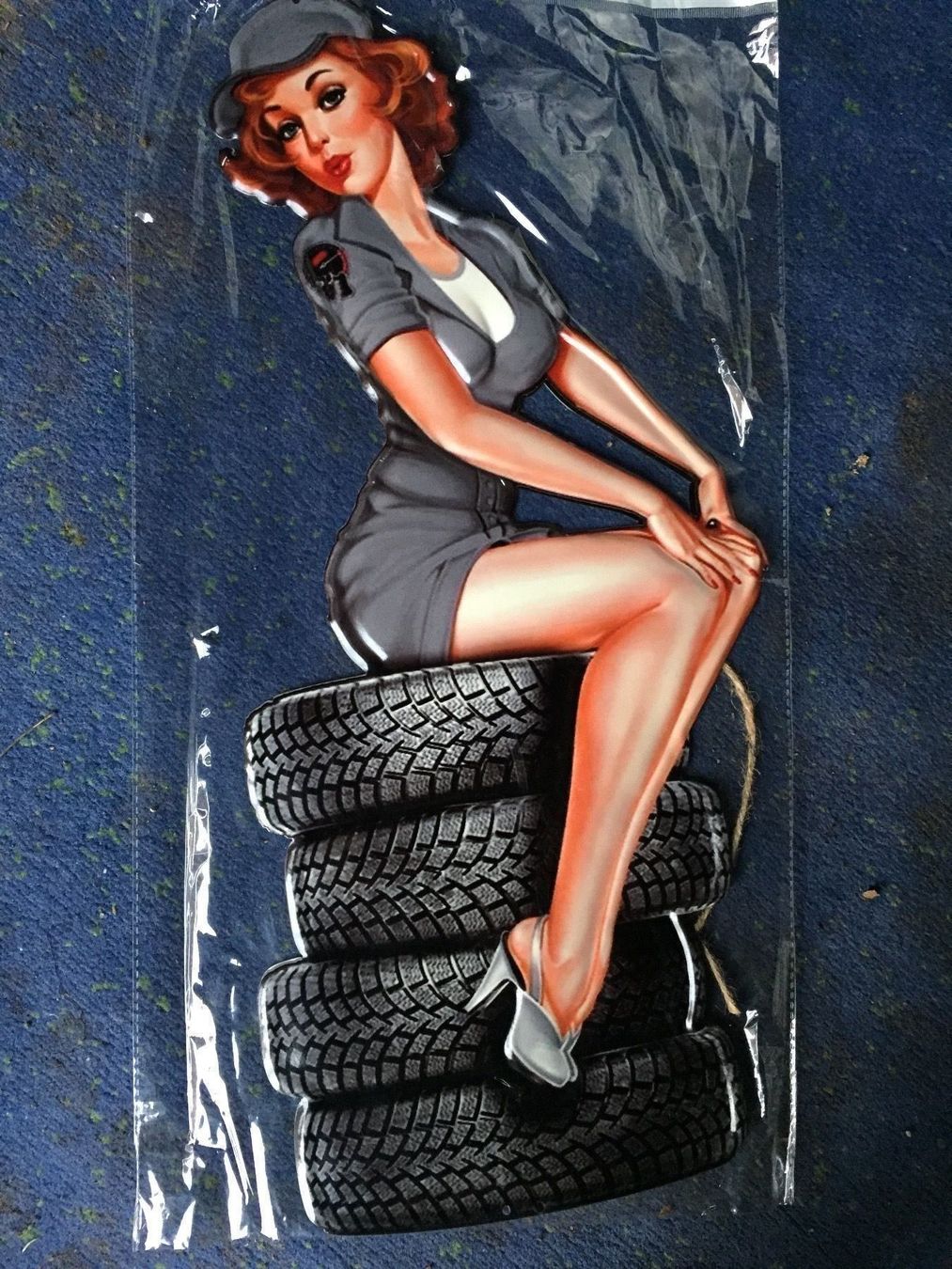 Insegne: Pin up auf reifen – Nuovo e nell'imballaggio originale da Reinach AG venduto da rares75