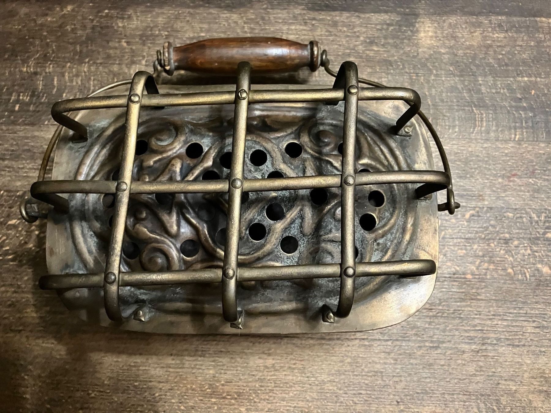 Altri mobili d'antiquariato: antiker Fussofen Messing – Usato da Zürich venduto da ylluw50 1