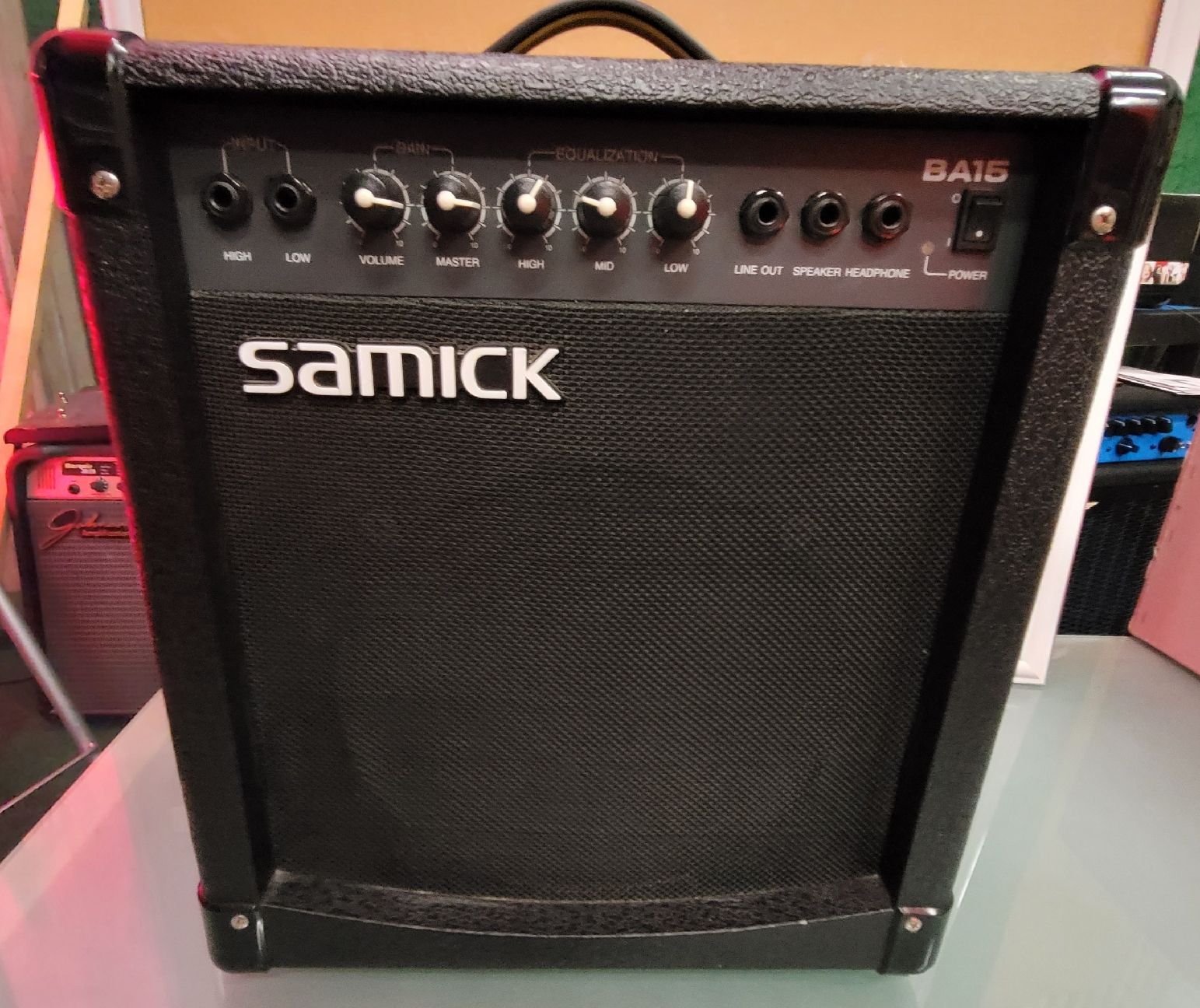 Instruments de musique: Samick B15 Bass Guitar Amplifier – D'occasion à Oberengstringen par kimbo26