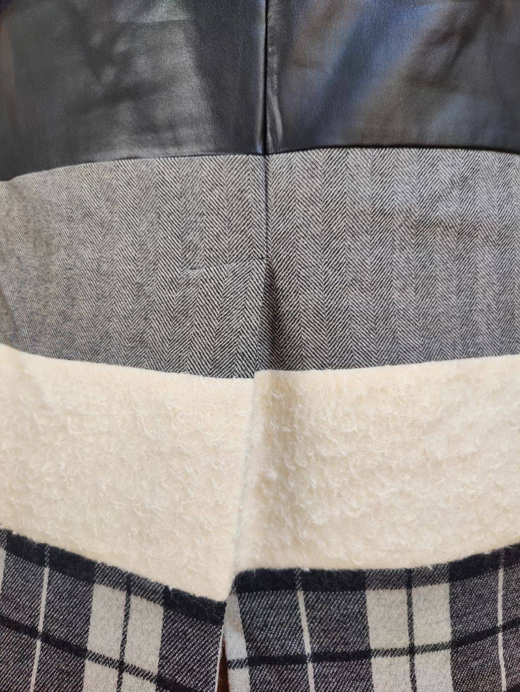 Max Mara Gonne: MaxMara Wool Patchwork Midi Pencil Skirt,  Formal Office – Nuovo (secondo la descrizione) da La Tour-de-Peilz venduto da dAutrefois 5