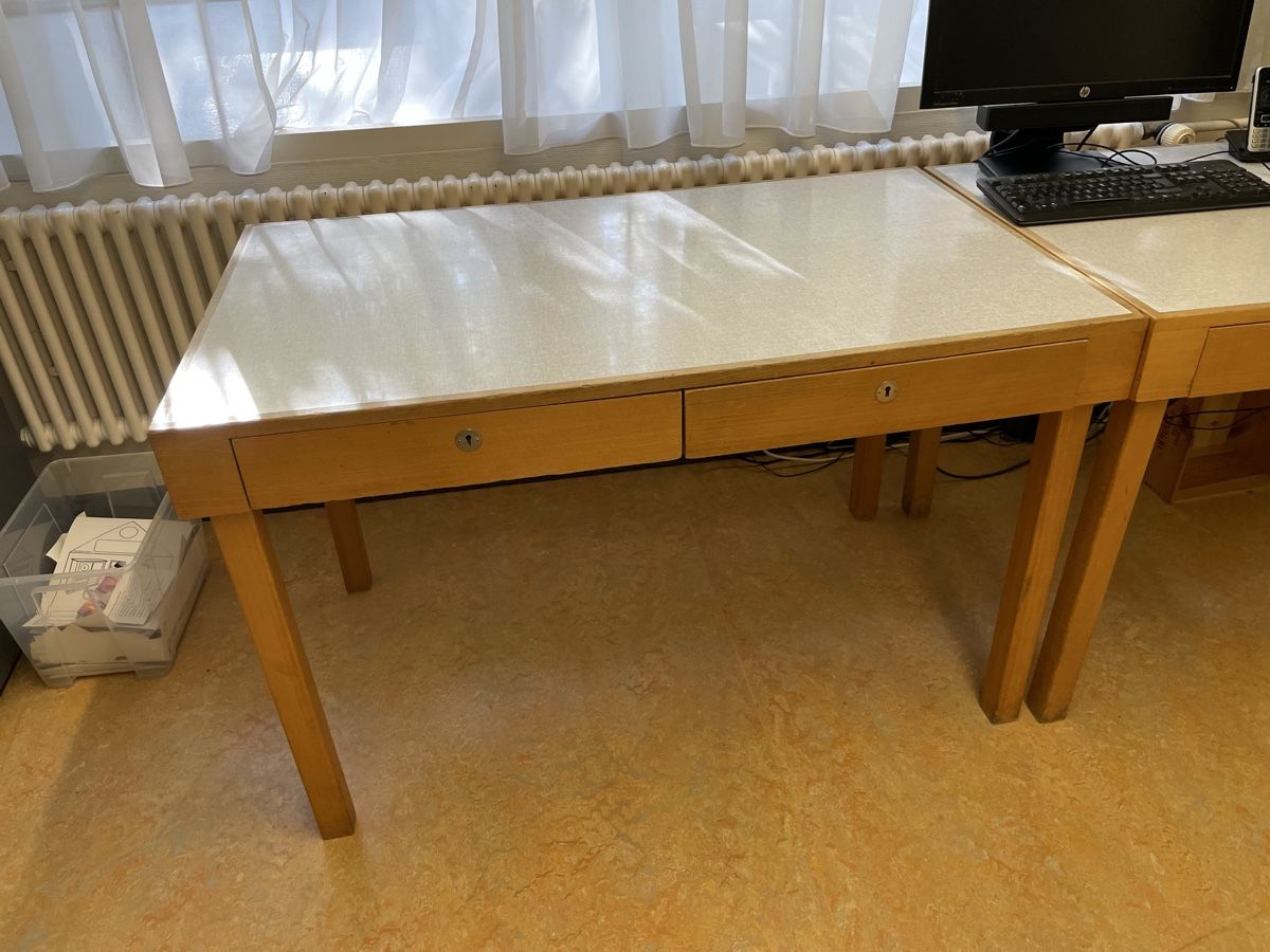 Schreibtische: 2x Bürotisch – Gebraucht aus Buchrain von Fiona.