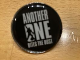 Queen Pin Anstecker Rock Punk Metal Pop