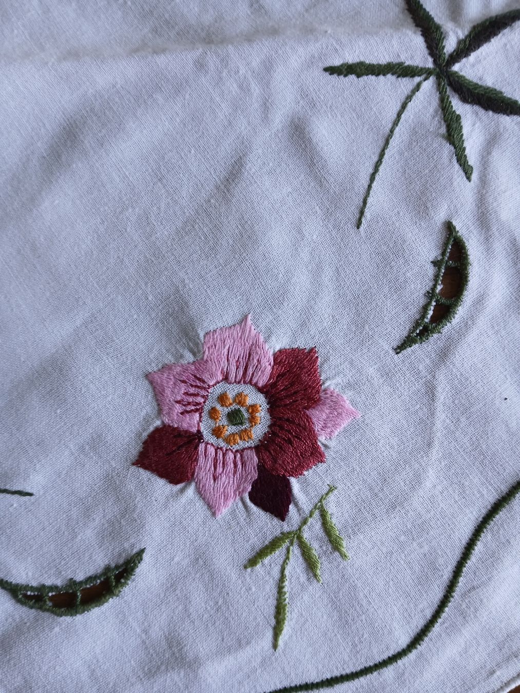 Sonstige Tischwäsche: Vintage Embroidered Floral Tablecloth - Spring Decor! – Gebraucht aus Dübendorf von LoRi-2026 1