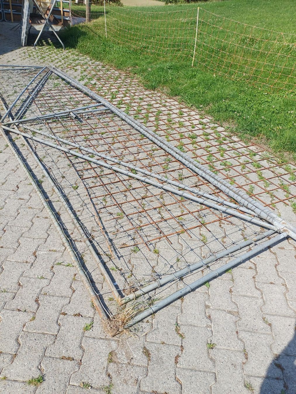 Zäune: Metallzaun Element 5.5m x 1.3m, stabil, – Gebraucht aus Zuckenriet von Res.