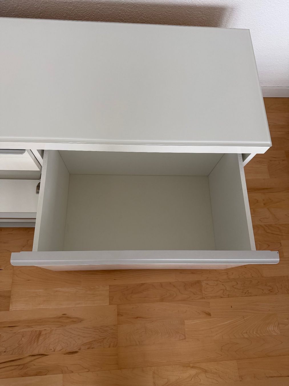Mobili TV: Weisses Sideboard mit viel Stauraum – Usato da Menznau venduto da sasna 4