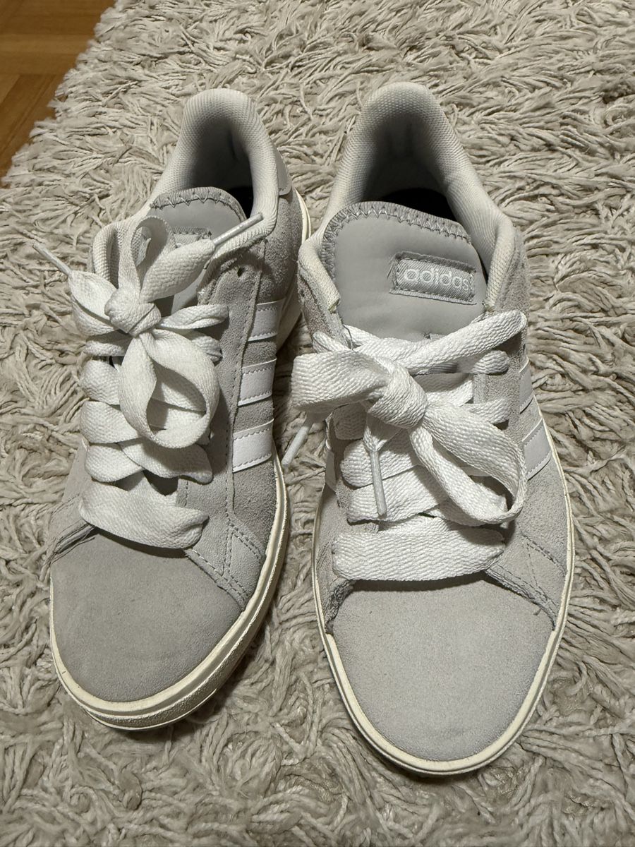 Adidas Chaussures femmes: Sneaker adidas – D'occasion à visp par Kmemo1