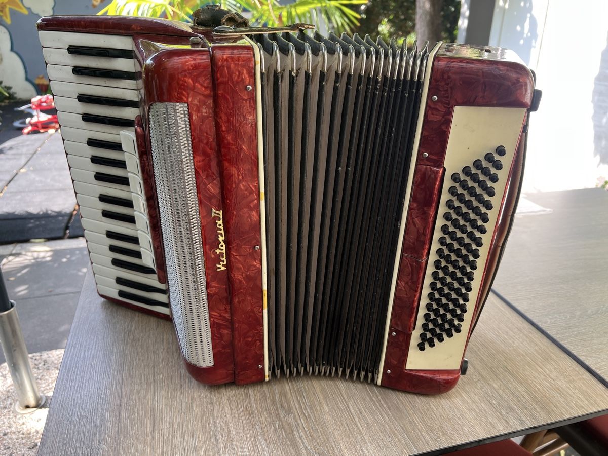 Victoria Musikinstrumente: Accordéon Victoria II rouge  – Gebraucht aus Estavayer le lac von D00o
