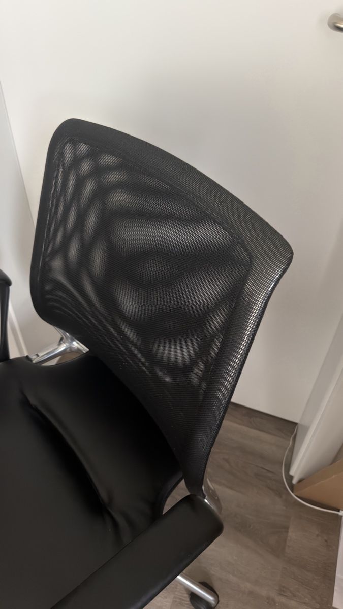 Vitra Sedie: Vitra Meda Chair Leder mit Rollen – Usato da Wolfwil venduto da Poulet60 3