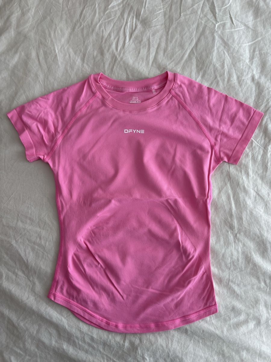 DFYNE Top: Dfyne impact short sleeve top – Nuovo (secondo la descrizione) da St-Prex venduto da Chiaralop