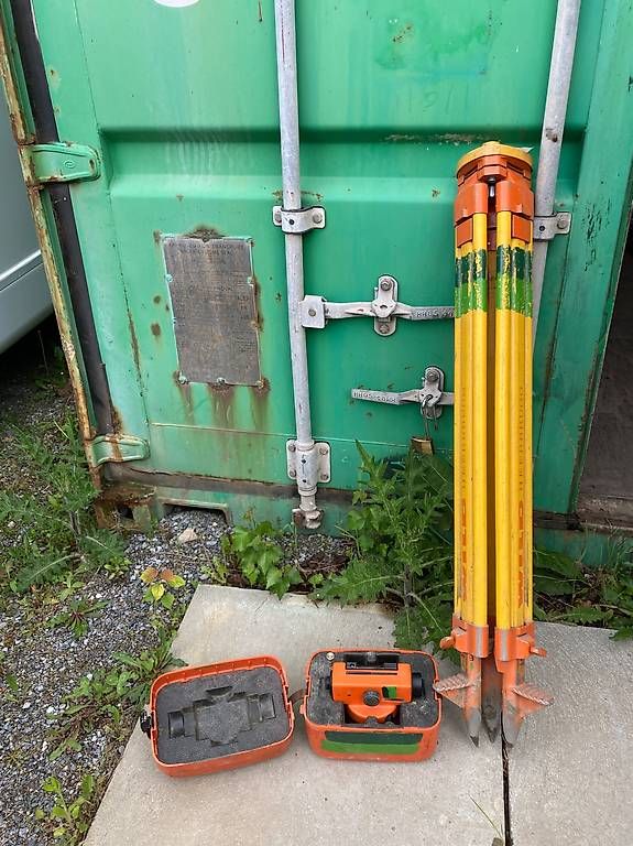 Wild Mesurer: Nivelliergerät mit Stativ – D'occasion à Rhäzüns par Eibe07