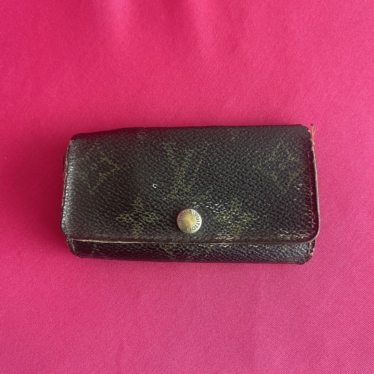 Louis Vuitton Portafogli: Vintage Louis Vuitton brown monogram key holder wallet – Usato da Genève venduto da FoundTears
