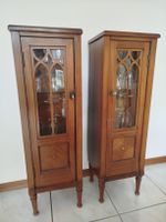 Antike Vitrinenschränke (2er Set)