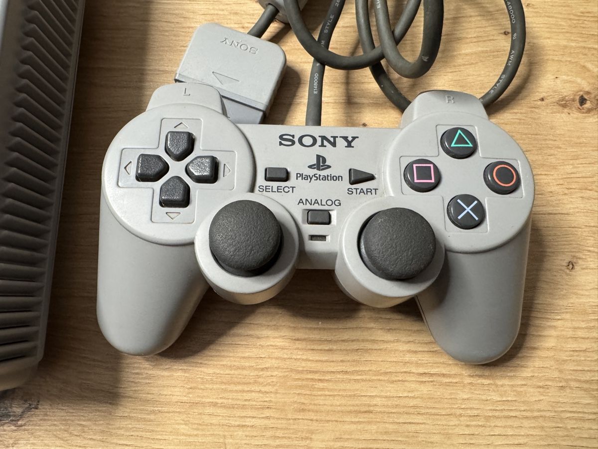 Sony Console: Originale Sony Playstation 1 mit 2 Controller, Top Zustand! – Usato da Biberist venduto da etesummer 4
