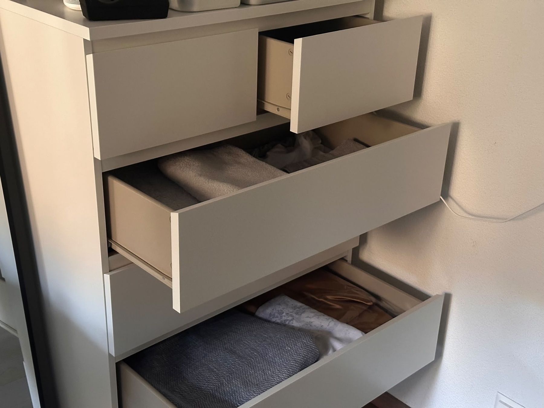 Ikea Cassettiere: IKEA MALM Kommode weiss mit 6 Schubladen – Usato da Zürich venduto da van_zq88 1