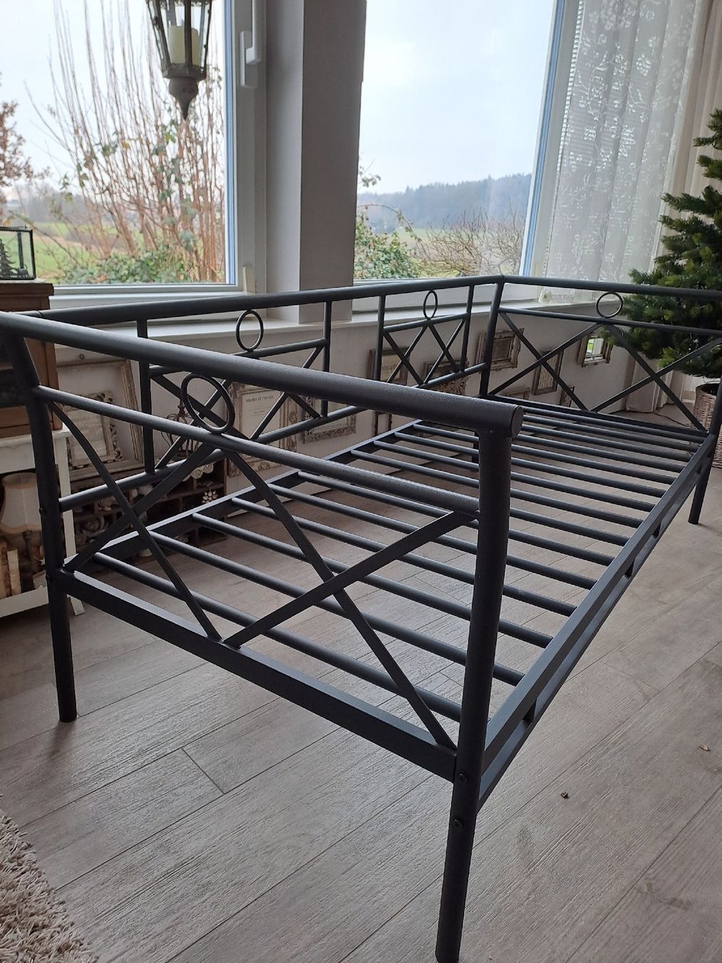 Lits: Bettgestell, Eisen, ohne Matratze, Sofa – D'occasion à Zuchwil par Heraelvira 1