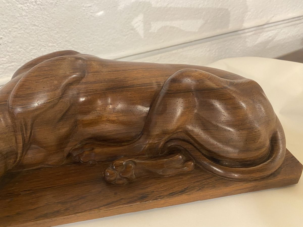 Figuren: FIGUR LIEGENDER HUND  „ BRIENZERSCHNITZEREI“  H.HUGGLER SIG. – Gebraucht aus St. Gallen von Goldband 6