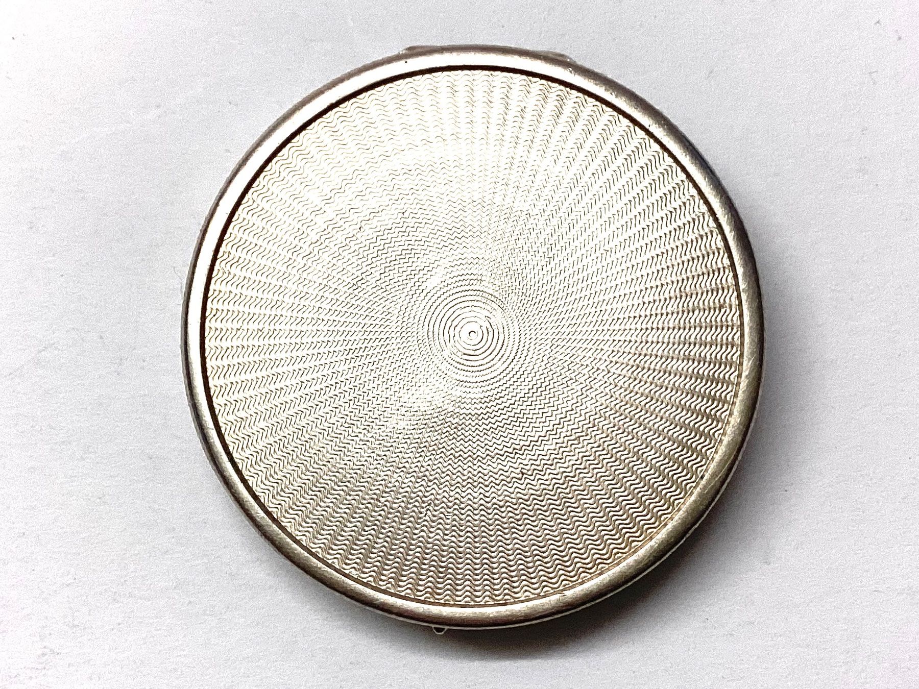 Make-up: Alte Puderdose versilbert, Quaste, Spiegel, Vintage – Usato da Eglisau venduto da mar_5rn2 6