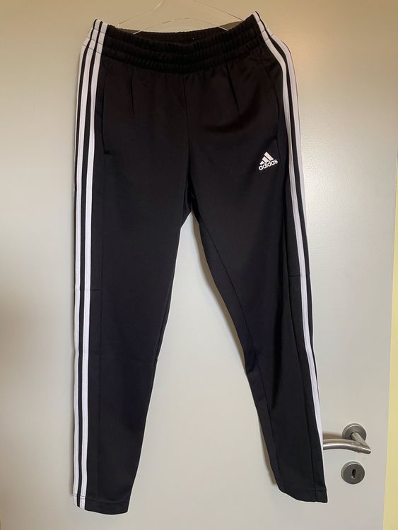 Adidas Pantaloni: Pantalon de survêtement Adidas noir, taille S – Nuovo (secondo la descrizione) da Vuadens venduto da Nina11