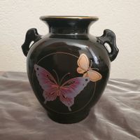 Vase vintage en porcelaine noire laquée décor papillons