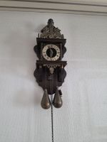 Wanddekoration Uhr mit Pendel und Gewichten alt