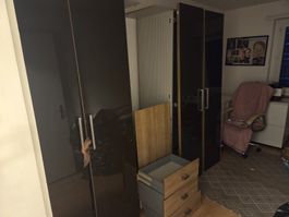 Schrank schwarz glänzend mit 2 Tueren gebraucht