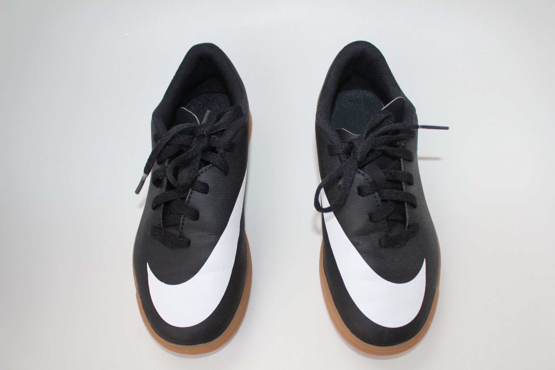Nike Scarpe per ragazzi: Chaussures de footbal Nike taille env. 33 - 34 – Usato da Peseux venduto da Gilloss 1