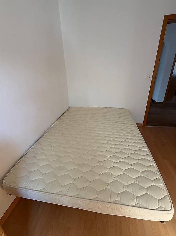 Lits: Bett mit Lattenrost 140 x 200 – D'occasion à Domat/Ems par TORA89 2