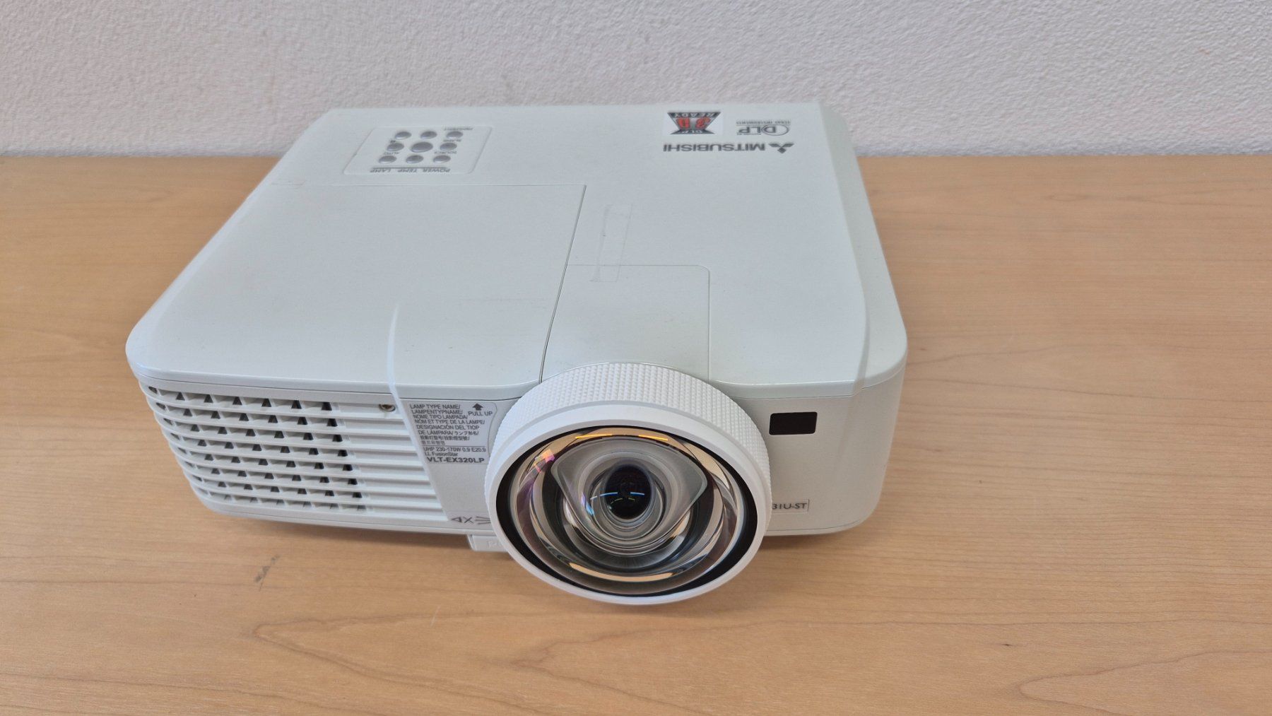 Mitsubishi Proiettori: Beamer Mitsubishi  EW331U-ST – Usato da Elgg venduto da computerbrocki