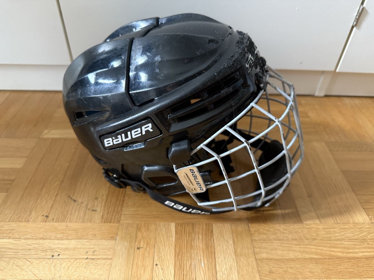 Bauer Caschi: Bauer Eishockey Helm mit Gitter, Grösse YTH – Usato da Au (ZH) venduto da Arbeitsameise 1