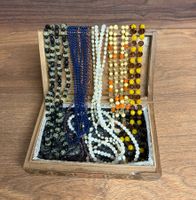 Konvolut Vintage Halsketten mit intarsierter Holzkiste