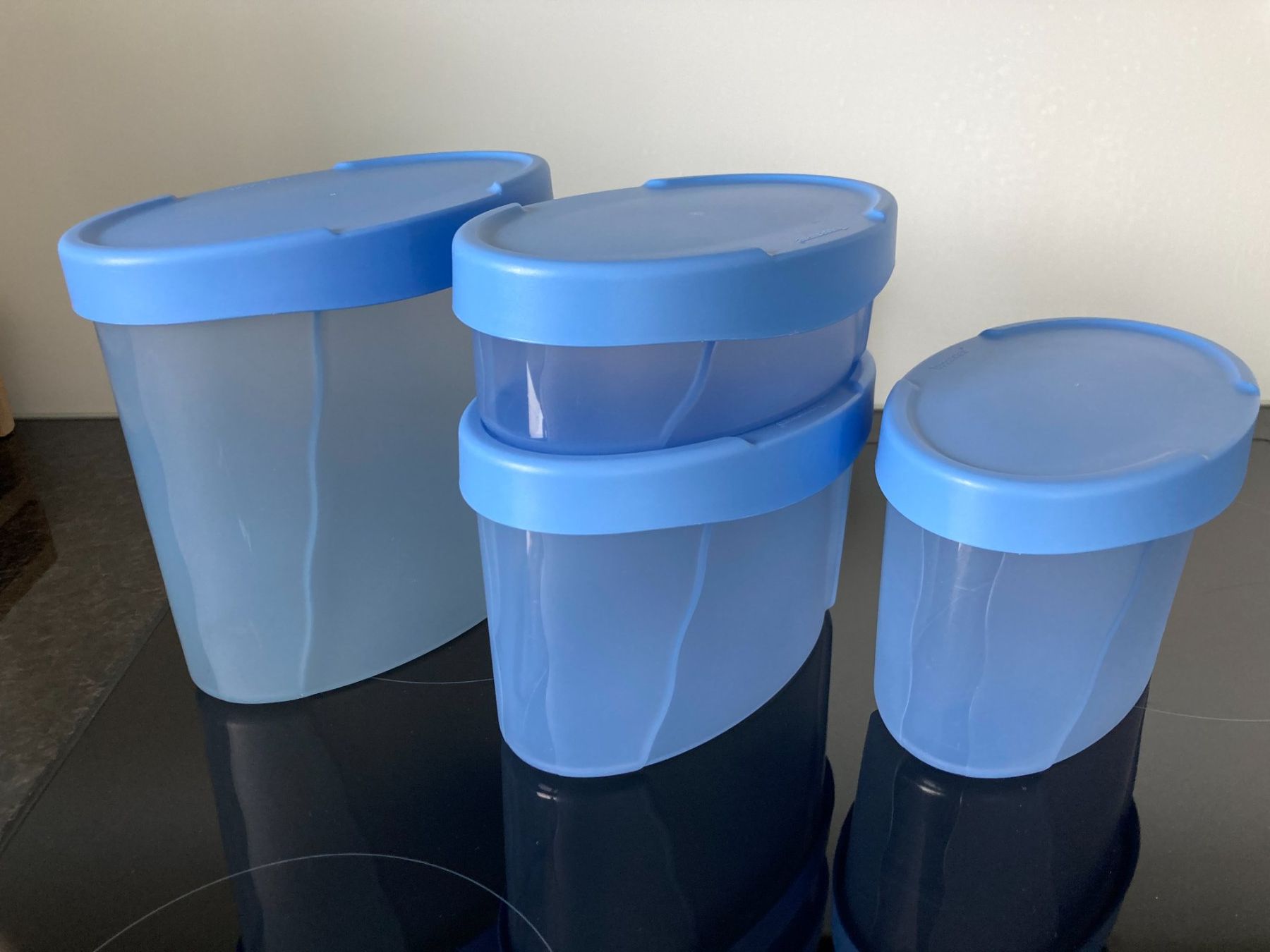 Tupperware Behälter & Ähnliches: 4er Set Vorratsbehälter Tupperware, oval in hellblau – Gebraucht aus Wängi von Koenigin 1