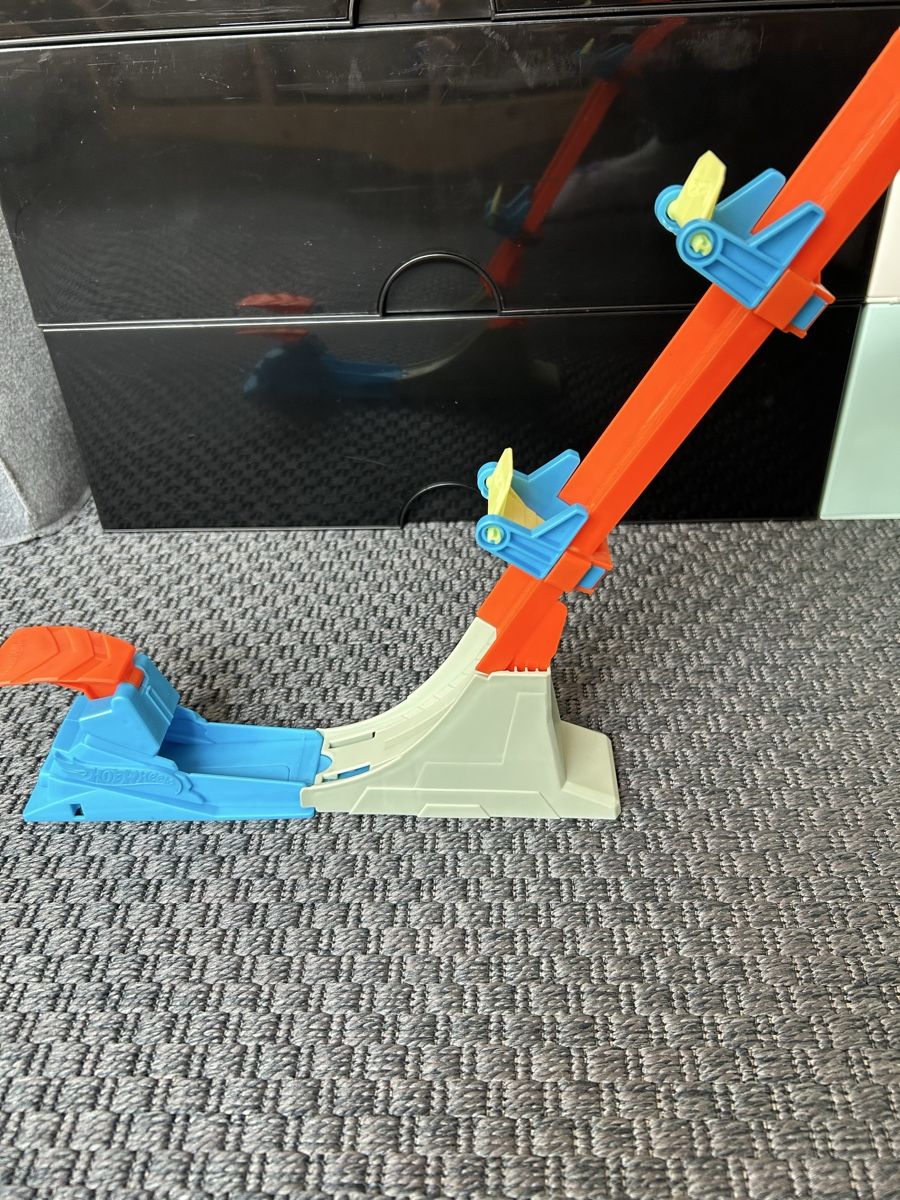 Hot Wheels Giocattoli: Hot Wheels Track Builder set starter kit good condition – Nuovo (secondo la descrizione) da Zürich venduto da mar_d7zz