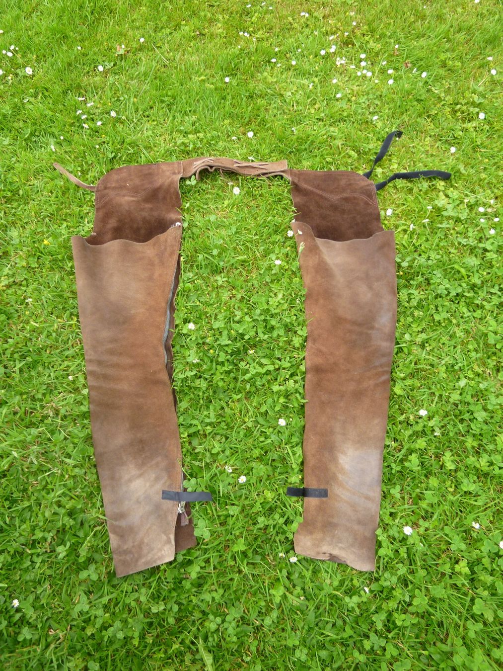 Pantaloni: braune Western-Chaps aus Wildleder – Usato da Dättlikon venduto da Mamakuga