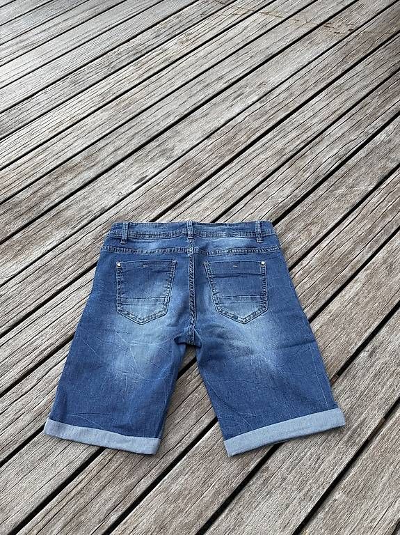 Pantaloni: Jeans Shorts - Bluejeans - S – Usato da St. Niklausen LU venduto da Sundy01 1